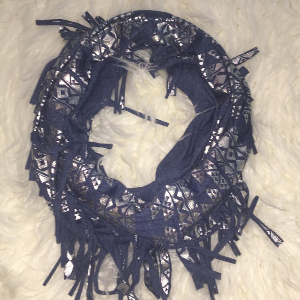 A children’s scarf.